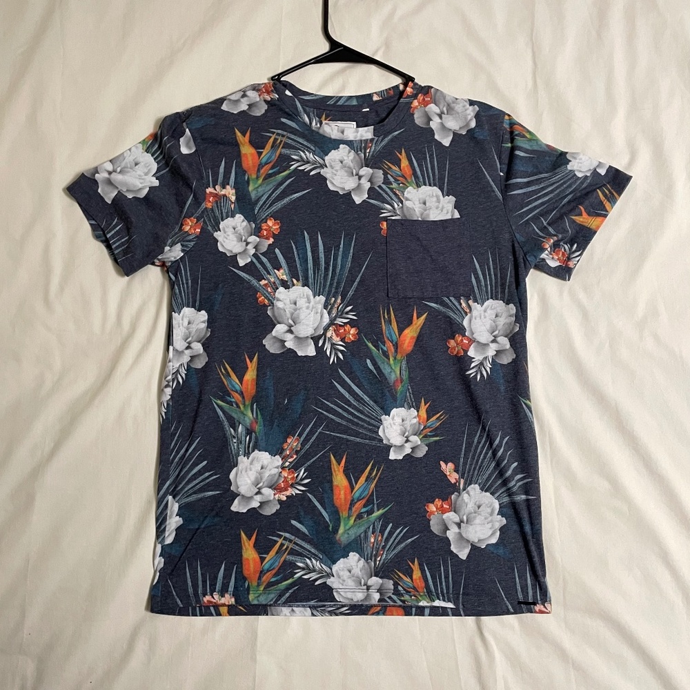 Medium On The Byas Tropical/Floral Print Pocket Tee. Great condition.
